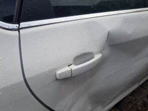 Een auto uitdeuken – hoe doet u dat en wat kost het Autodeur uitdeuken